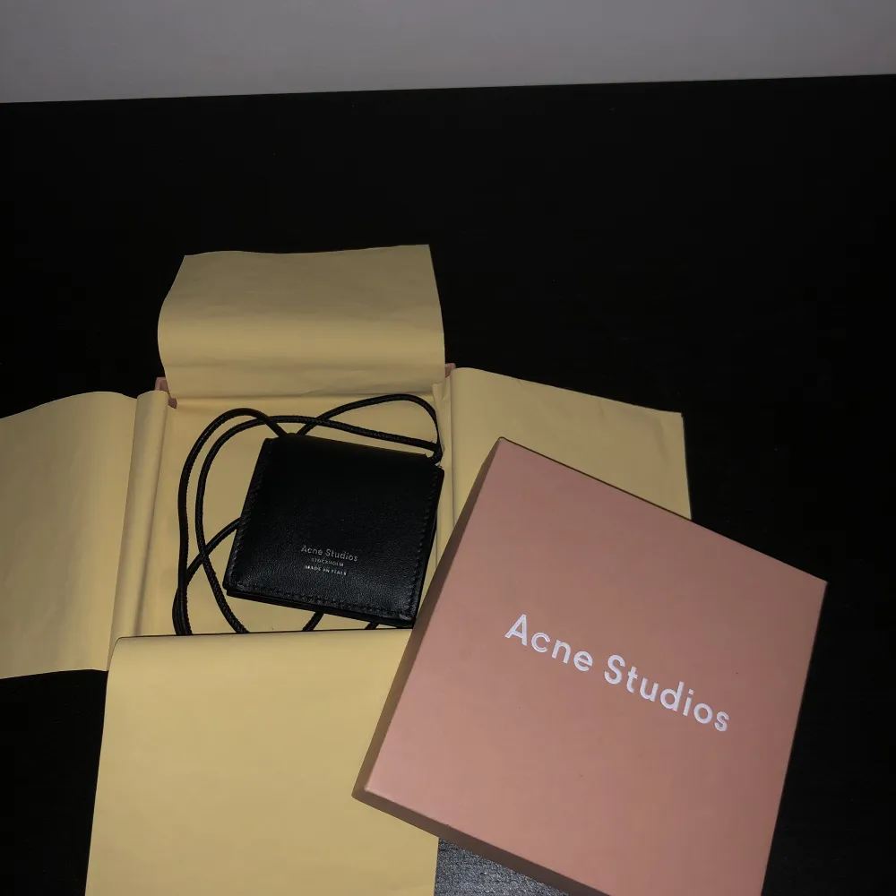 Säljer en Acne Studios väska, aldrig använd och är i nyskick. Mitt pris: 1200kr Nypris: 2600kr. Väskor.