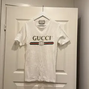 Gucci tshirt i jättefint skick!  Använd 2 gånger bara Storlek XXS men är oversize så skulle säga att den är som en S Nypris 4700kr
