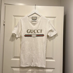 Gucci tshirt  - Gucci tshirt i jättefint skick!  Använd 2 gånger bara Storlek XXS men är oversize så skulle säga att den är som en S Nypris 4700kr
