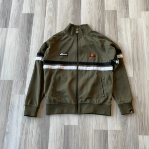 Ellesse tracksuit tröja - Lite för liten för mig  Är en M men funkar bra för small med.