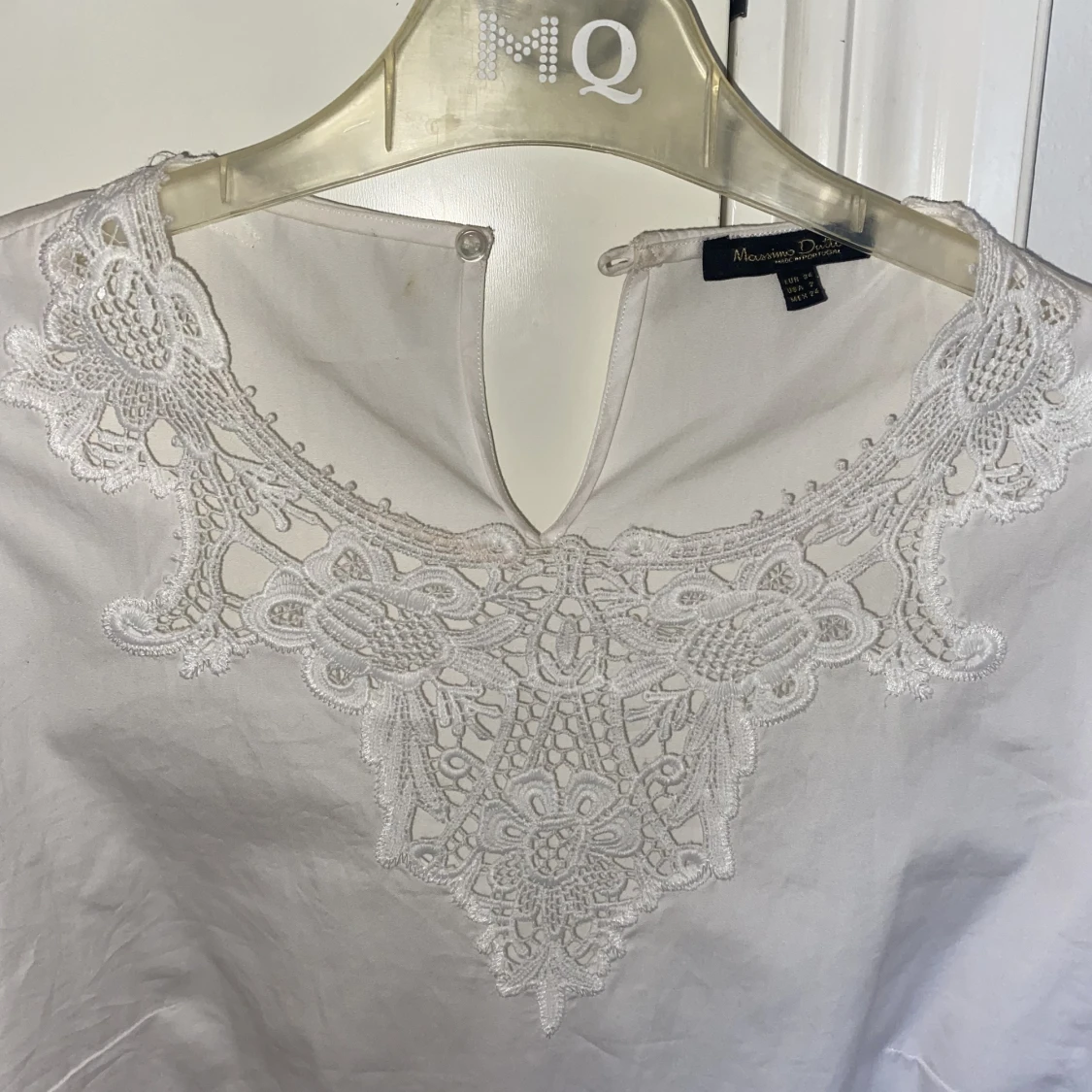 Säljer denna vita fina blusen med spets - 90