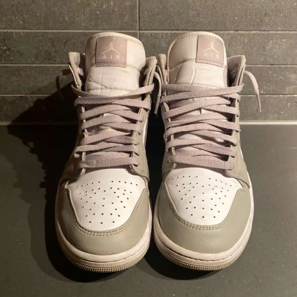 Jordan 1 LINEN mids inte så använda och inte så slitna. Storlek 44 men små i storleken så passar även om du har storlek 43-44. Org pris 3199 kr men Seljer dom för 1499. Skor.