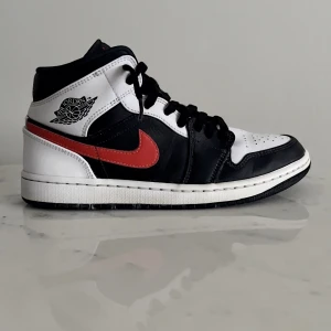 Jordans Chile Mid - Säljer nu mina Jordans då jag inte längre har någon användning för dom. Skorna är knappt använda men det har dessvärre uppstått ett mindre hål i höger bakhäl. Skorna är i storlek 40.5!  Tar inte emot skambud, går inte med på prutning och kvitto kan visas.