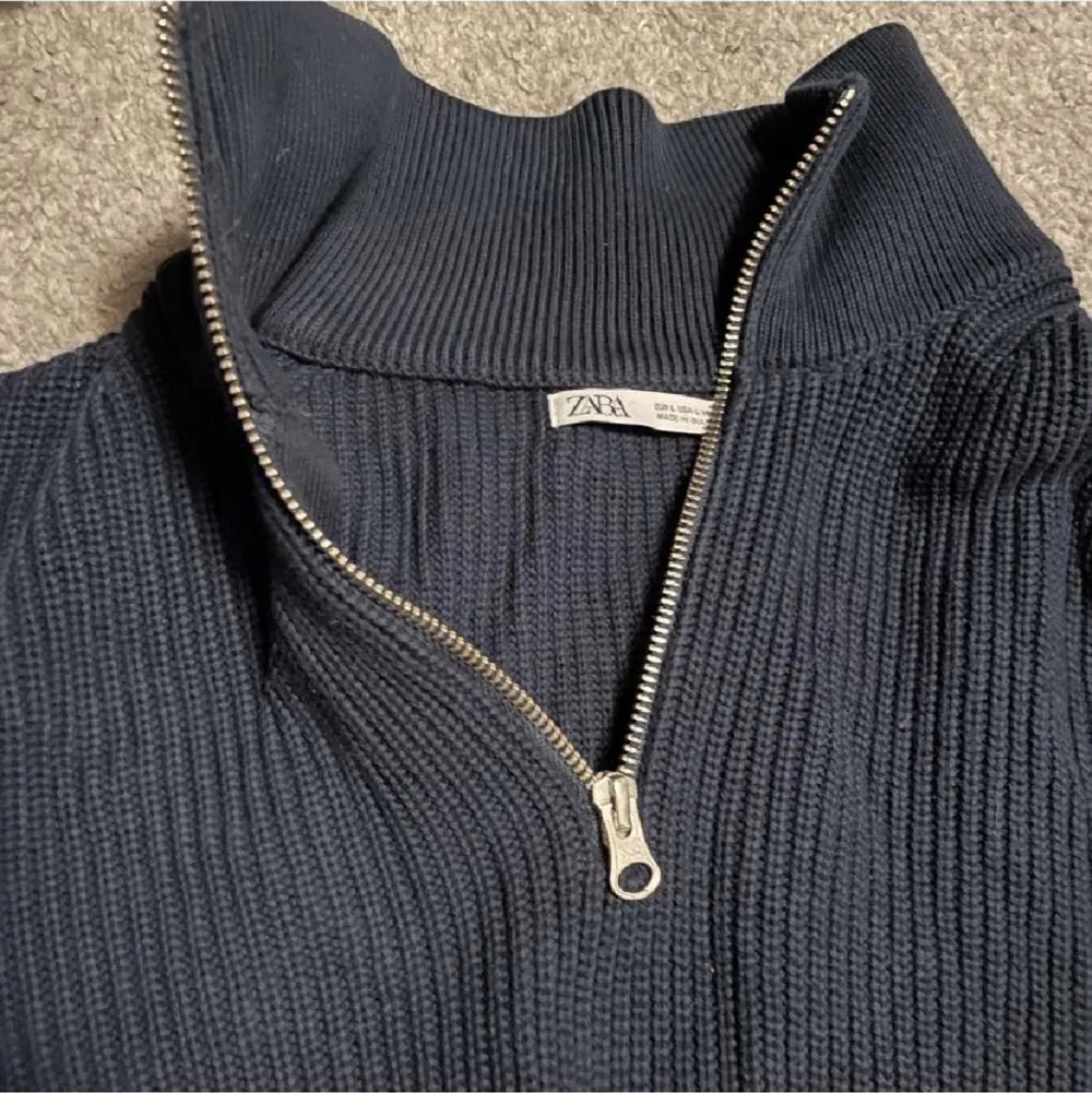 Mörkblå stickad halfzip tröja från Zara. Använd fåtal gånger och är i storlek L. Tröjor & Koftor.