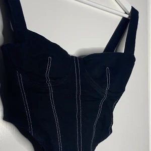 ZARA KORSETTOPP **DEL AV SET** - Jättefin korsettopp från Zara. Storlek S. Aldrig använd, endast testad. Denna top har en matchande byxa som jag också har på min profil. De köps separat. Säljer pga fel storlek.