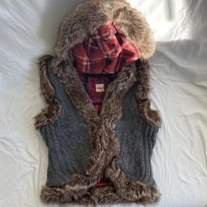 Only väst med luva och päls  - Kattigaste västen med luva och päls men kanske säljer pga behöver pengar 💔köpt second hand och tvättad men aldrig använd. Fraktar (66 kr) eller möts upp i tc 