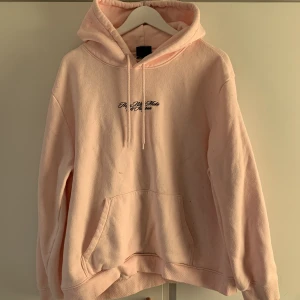 Rosa hoodie - Rosa hoodie från h&m, den är köpt på h&m och är i storlek xl men jag skulle säga att den passar en m bara att den är lite overzised 