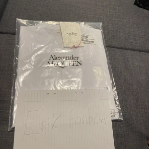 Alexander McQueen T-shirt skull patch cotton - Alexander McQueen T-shirt  Helt oöppnad  Storlek: M