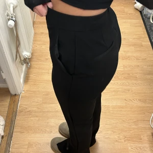 Kostymbyxor nakd - Säljer ett par raka kostymbrallor från Nakd. Storlek 34 mer en slits längst ner på insidan av benet. Endast testade✨ obs det är hål i vänstra fickan men lätt att sy ihop!! 