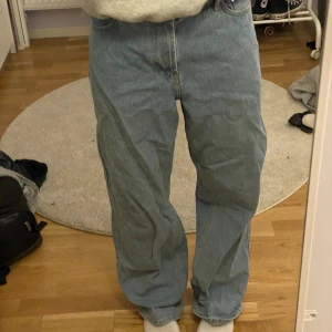 Sweet skbts jeans  - Säljer dessa sweet skbts jeans från junkyard, original pris 600 kr. Lite slitna längst ner vid benen men ingenting man tänker på, fråga om ni vill ha bild på det💓 Är i storlek S men är i herrstorlek så är väldigt stora på mig i midjan. Pris kan diskuteras