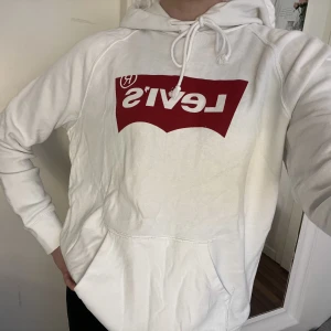 Levi’s hoodie - Vit hoodie från Levis, den är större i storlek och är rätt slapp och tung i materialet. Aldrig använd