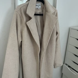 Ida karlsson kappa - En fin kappa ifrån Ida Karlsson x NA-KD. Säljer för den inte kommer till användning:)