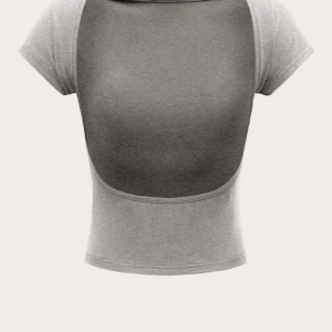 shein topp - (har även likadana i vit och svart i andra annonser) säljer denna topp från shein då den blivit för liten och inte kommit till någon användning alls❤️