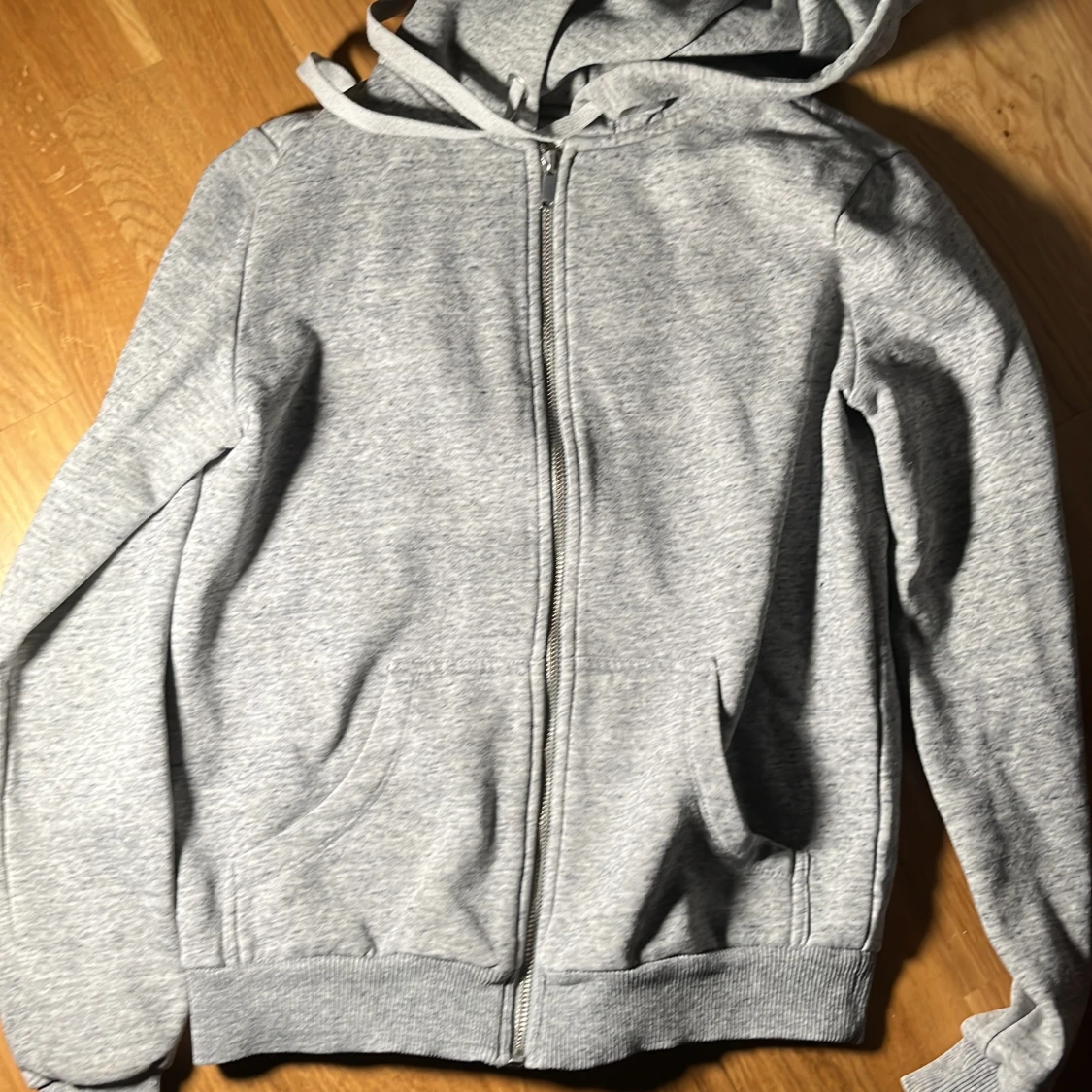 Grå hoodie