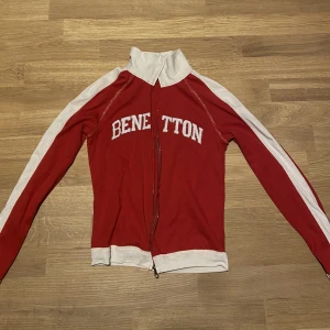 Benetton zip tröja - Jättefin vintage benetton tröja som sitter jättefint🌸