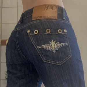 Jennifer lopez jeans - Asballa Jennifer Lopez jeans köpta här för runt 700.  Väldigt långa på mig som är 167 så därför lite söndertrampade nertill (skriv för bild) men går att vika upp & förutom det i jättefint skick.  Skriv för fler bilder, köparen står för frakt. 