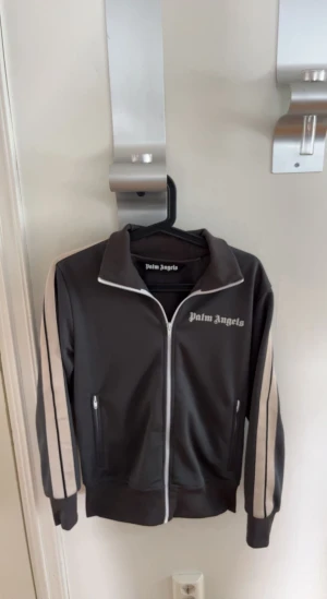 Palm angels  - Fin Palm angels tröja i storlek s skicket är 10/10 använd ca 4-5 gånger går även att byta mot Palm byxor i storlek m
