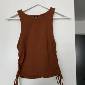 Rostfärgad topp - Croppad topp från Urban Outfiters. Kan mötas upp i Göteborg, annars står köparen för frakten