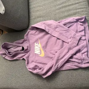 Lila Nike Hoodie. Kostar 140 . Aldrig använt. Stolek Xl (156-166) men den känns som s/m