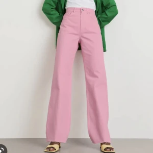 Rosa straight jeans - Rosa jeans från ginatricot storlek 34, klippt av typ 8 cm på längden, är långa för mig som är 156 cm. Säljer då dem inte kommer till användning då modellen inte passar min kropp, använda 1 gång!