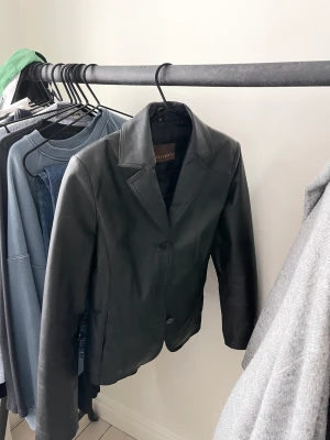 skinn kavaj  - vintage skinn kavaj. fint skick. storlek 38 men skulle säga xs/s