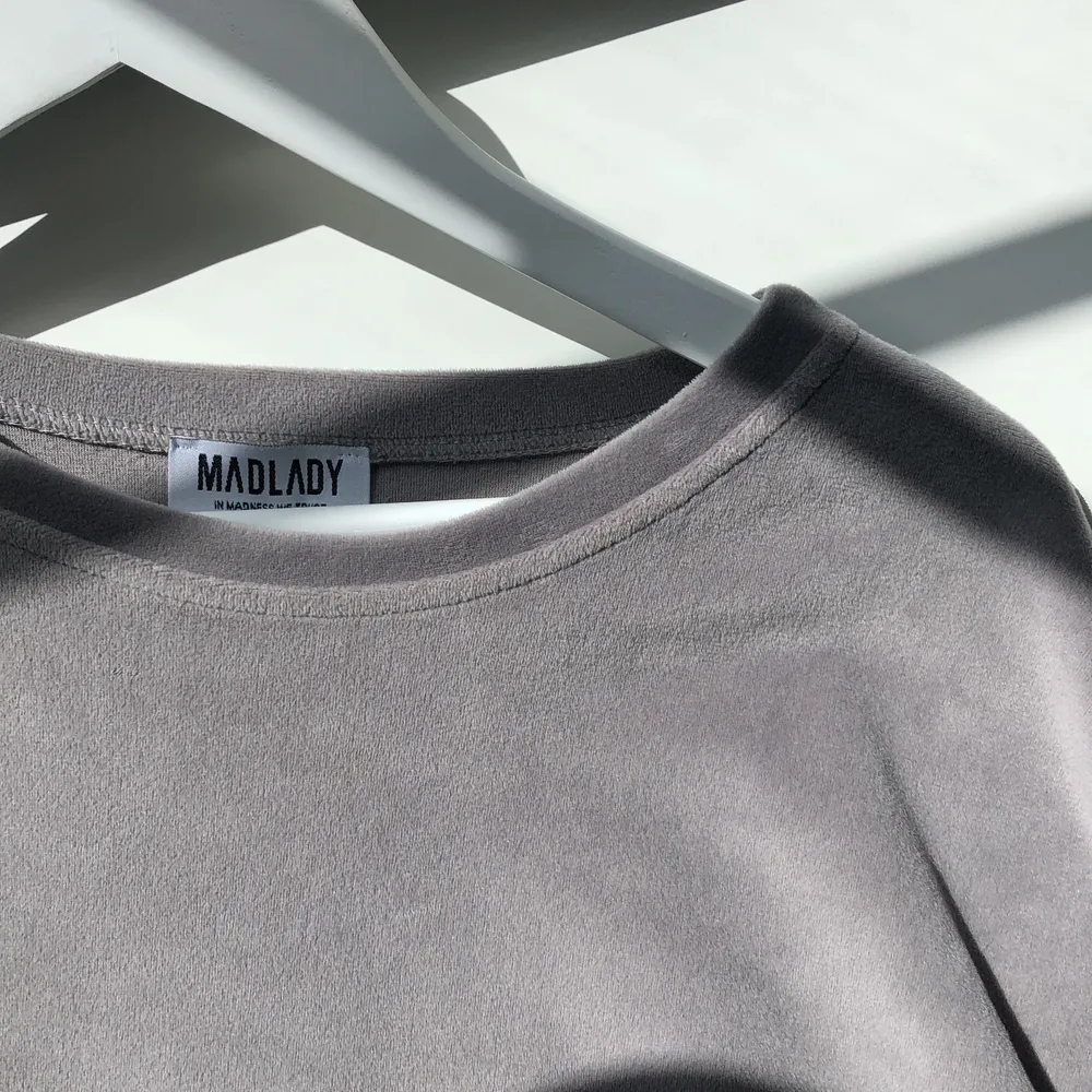 Säljer denna supersköna tröjan i sammet då den är för liten på mig💕 (köparen står för frakten). Tröjor & Koftor.