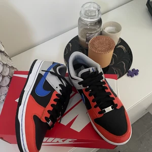 Nike dunk blå - Säljer skorna på bild Använda fåtal gånger och är fortfarande i nyskick, storlek 39. Skokartong medföljs   1300kr eller högst bud 