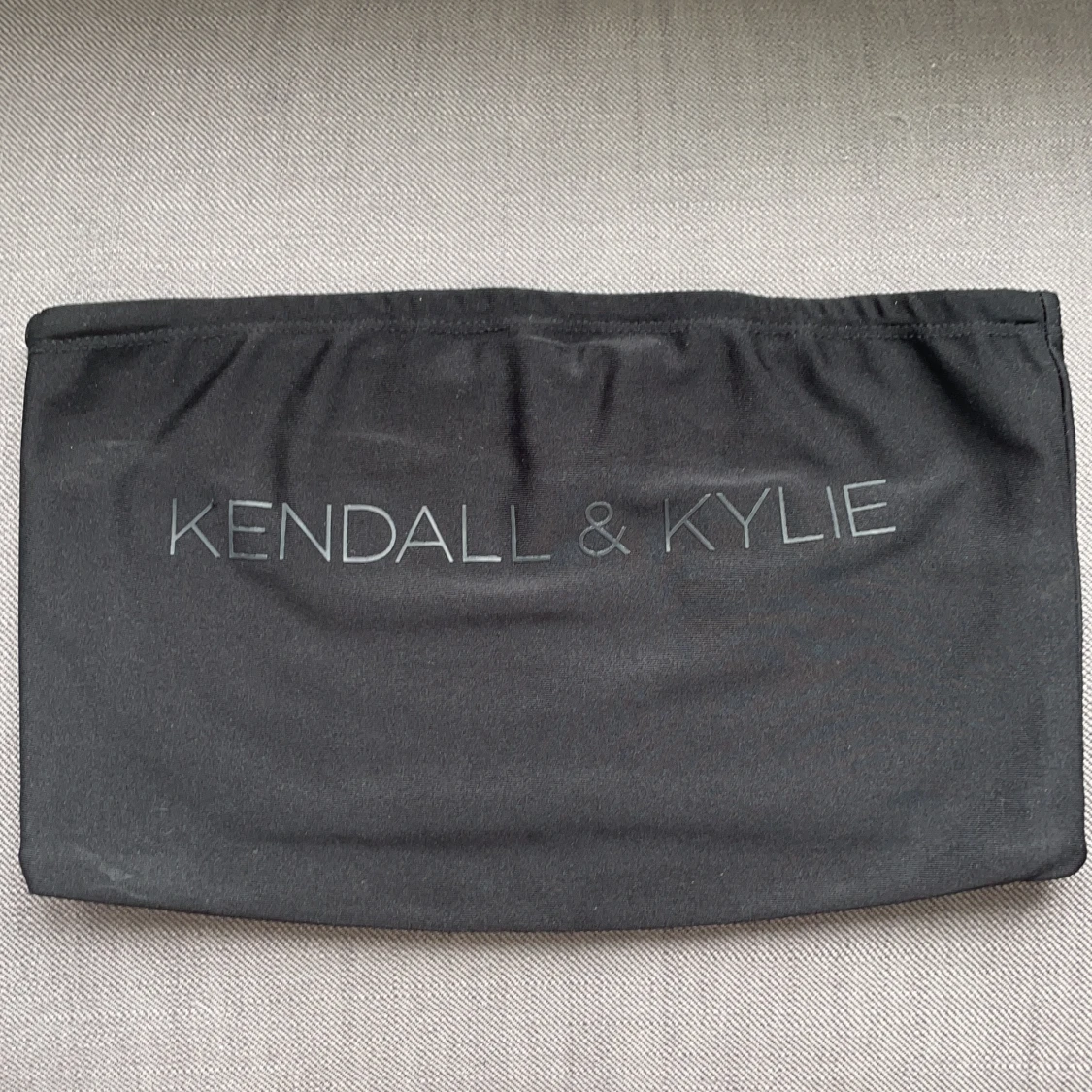 Kendall & Kylie Tubtopp - 90