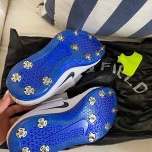 Spikskor  - Tre av mina spikskor  Blåvita- storlek 38,5. Pris 500 Gula - storlek 38. Pris 400 Sista-storlek 37,5. Pris 200 Alla- 900