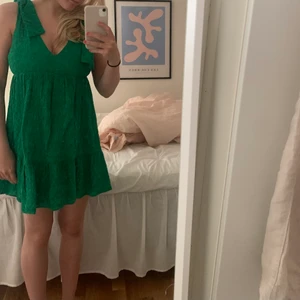 Grön zara klänning - Klänning från zara. För liten i bysten för mig så måste tycär sälja. Köpare står för frakt (kan även mötas upp i stockholm)😊