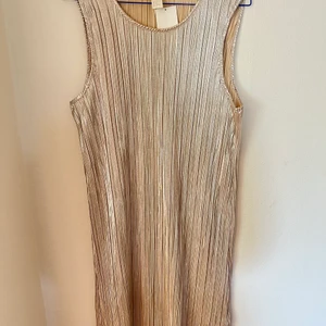 Klänning guld hm M - Klänning i guld/metallic från HM. Storlek M. Ny med prislapp kvar 