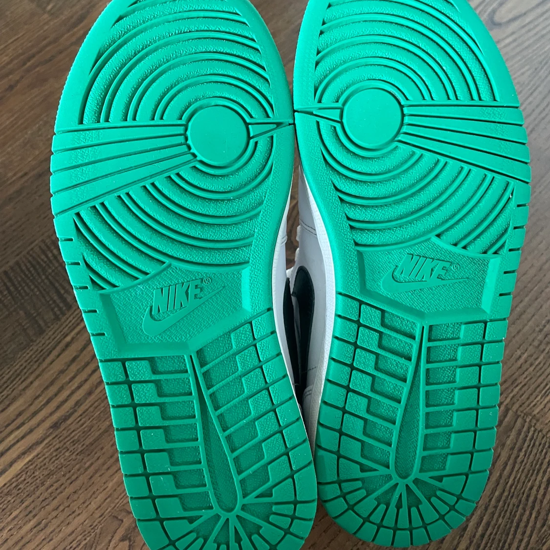 Jordan 1 Low ”White Lucky Green” - 91