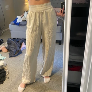 Linnebyxor  - Säljer min fina linnebyxor från hm för att jag har andra som jag använder mer, dom är höga i midjan, super sköna och bra nu på sommaren. Dom har fickor på sidorna och är pösiga, skriv för flera frågor ( köparen står för frakt) 💗