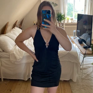 Svart miniklänning  - Jätteskön att ha både till vardags eller fest 