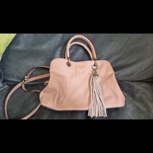 Guess väska - Fin guessväska i fint skick.