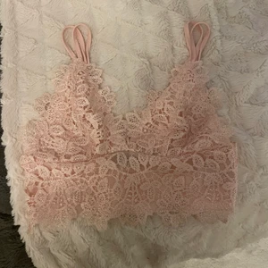 Rosa topp från bikbok - Rosa topp från bikbok storlek xs, endast använd en gång. Säljes för 40 kr + frakt🥰