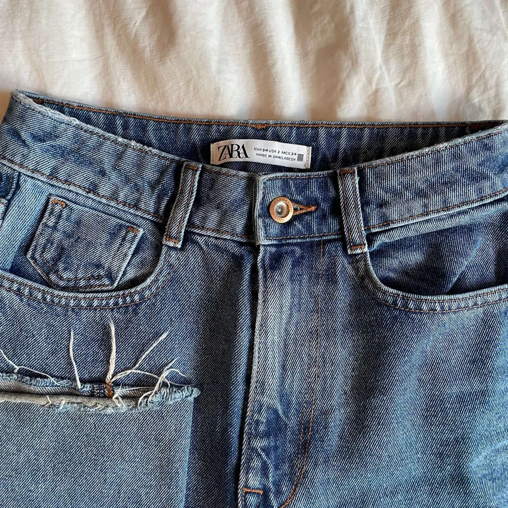 Ett par highwaist jeans säljer från Zara som jag inte längre använder satt dem är i ett jätte bra skick och super snygga 😍. Jeans & Byxor.
