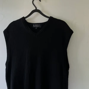 Svart väst - Svart väst/slip-over, jättesnygg att ha ovanpå annat!