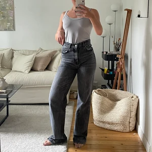 Zara jeans - Bra skick, slitna nere vid fötterna pga att de var lite väl långa för mig…