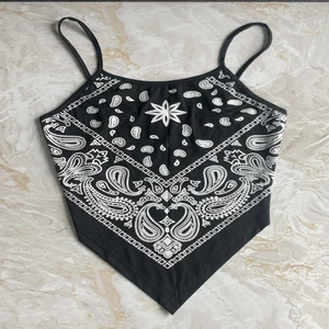 Svart topp - Svart vit topp från Shein använd 1 gång!