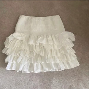 Vit kjol - Superfin sommarkjol från H&M, tyvär slutsåld. Köpt här på plick är i superbra skick men tyvär för stor därför säljer jg vidare den ! Enligt mig den mest perfekta vita sommarkjolen! 