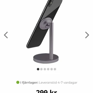 Celly magnetisk hållare för bord - Orginalpris: ca 300kr. En magnetisk hållare för din mobil som passar perfekt till när du ska äta och du har händerna fulla till att ha på ditt skrivbord. Det kommer en magnetisk platta med en klisterlapp som du kan sätta fast på mobilen eller ha under skalet som gör att mobilen håller ihop extra bra till hållare. Man behöver inte använda den magnetiska plattan, funkar lika bra utan. Man kan snurra på mobilen så att den hamnar både vågrät och lodrät. (Funkar till alla sortes mobiler) 