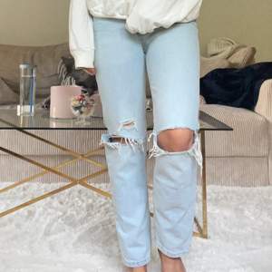Säljer dessa svinsnygga jeans från Zara som aldrig är använda då de inte passar!