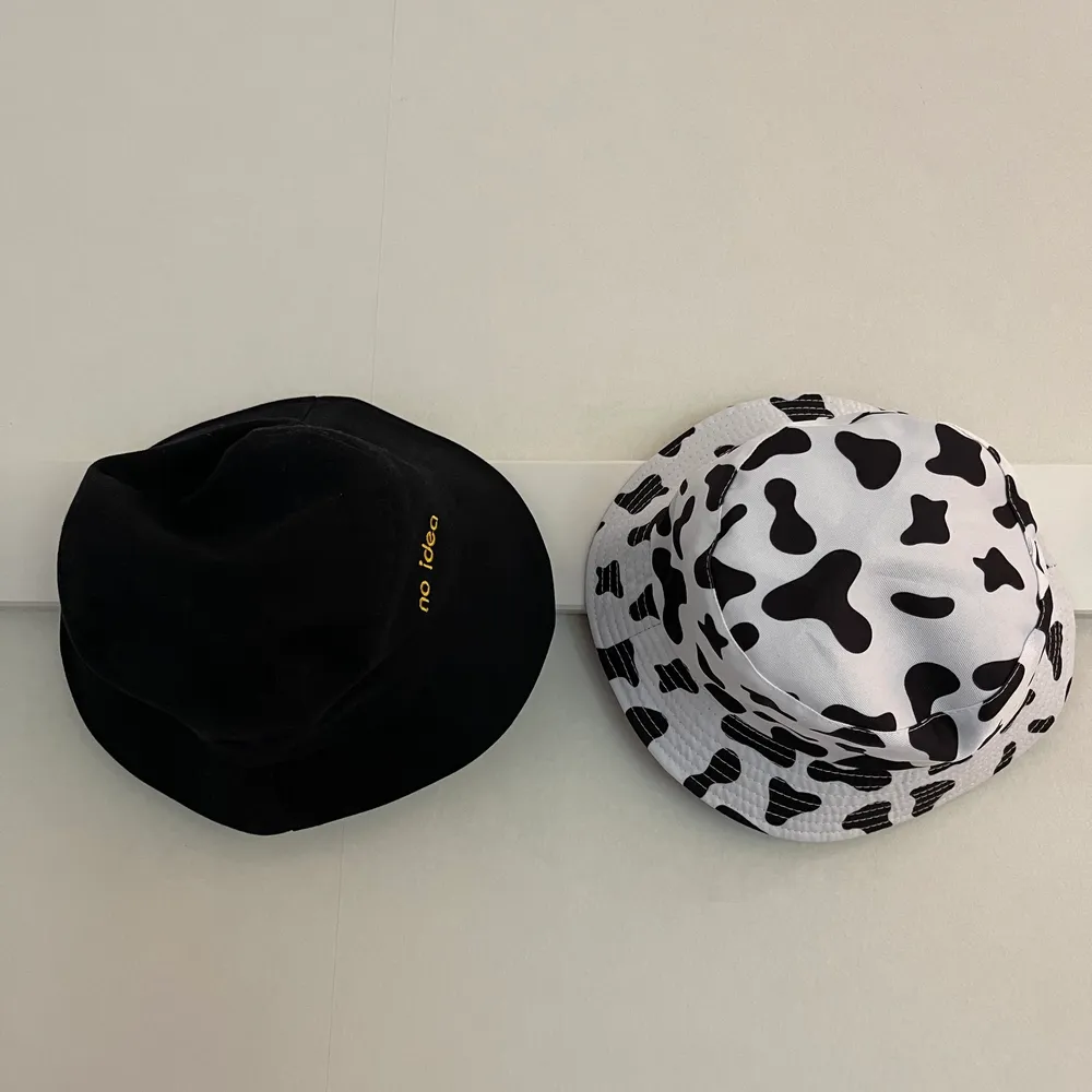 2 st hattar som inte används längre, den med ko mönster kan man vända på så att den blir svart ☺️ skriv vid frågor . Accessoarer.