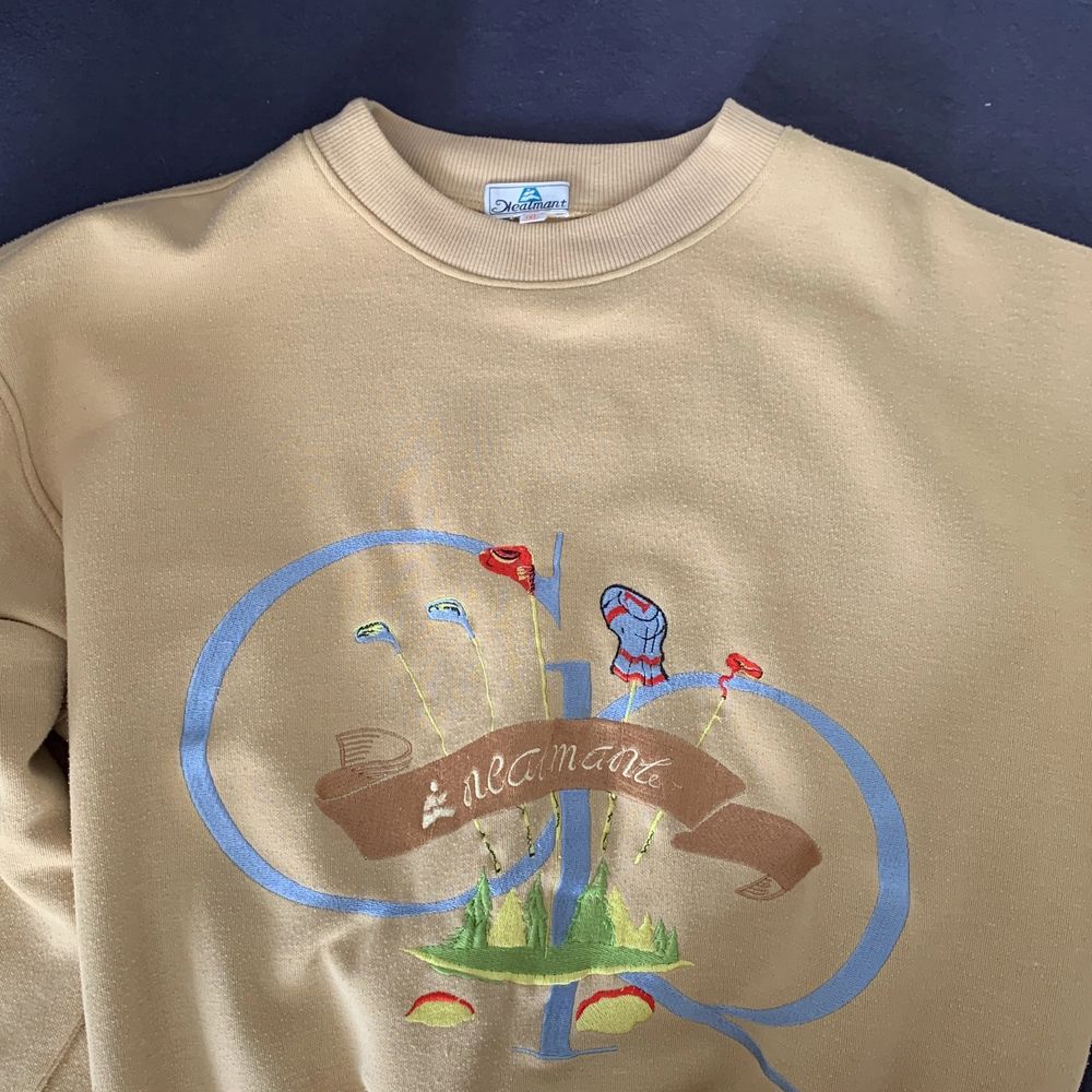 En thriftad golf-sweatshirt med tryck. Sweatshirten är i en fin beige färg och har även ett par fickor, modellen är en over sized passform. På lappen står det att storleken är 3XL, men i jämförelse med andra liknande plagg skulle jag säga att den är M-L. Tröjor & Koftor.