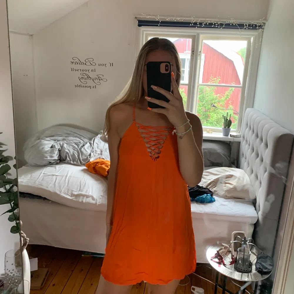 Orange strandklänning från HM i storlek 36. Lite sliten vid banden men inget man tänker på. . Klänningar.