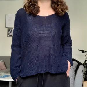 Blå stickad tröja - Jättesöt stickad tröja i superfint skick! Kan mötas upp i Göteborg annars står köparen för frakt 🚚🚚🚚