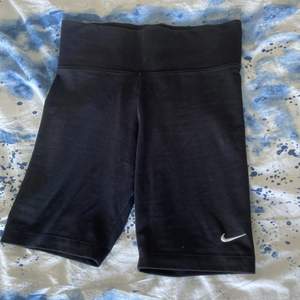 Nike träningsshorts/biker shorts. Säljer pga för små för mig. De är använda ett fåtal gånger och nypris är ca 300kr! (Blå påse S 45kr)