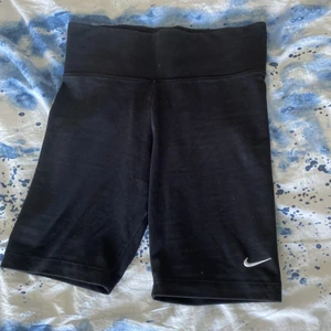 Nike träningsshorts - Nike träningsshorts/biker shorts. Säljer pga för små för mig. De är använda ett fåtal gånger och nypris är ca 300kr! (Blå påse S 45kr)