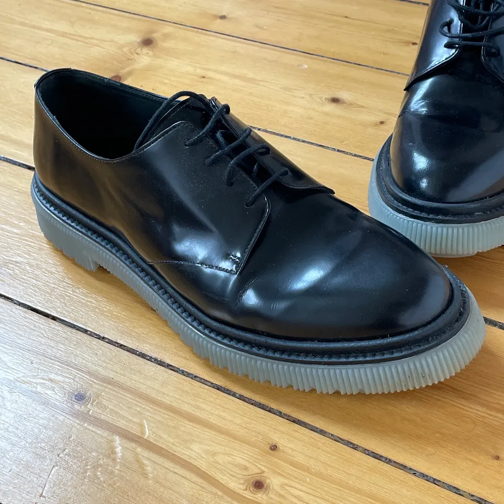 Circa 2018 derby model. Made in France, polished leather and rubber sole. Size 45, fits true to size. Hardly used.. Skor.